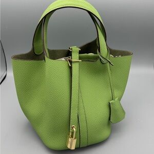 NWOT Green Leather Bucket Bag – Fashion Purse with Lock & Key Accent